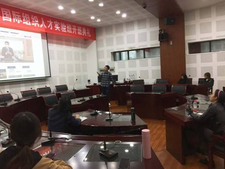 唐伟男老师向同学们传授经验