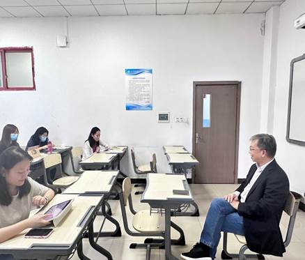 办公室的人

中度可信度描述已自动生成