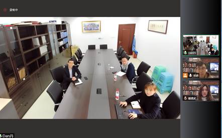 图片包含 照片, 物体, 室内, 男人
描述已自动生成